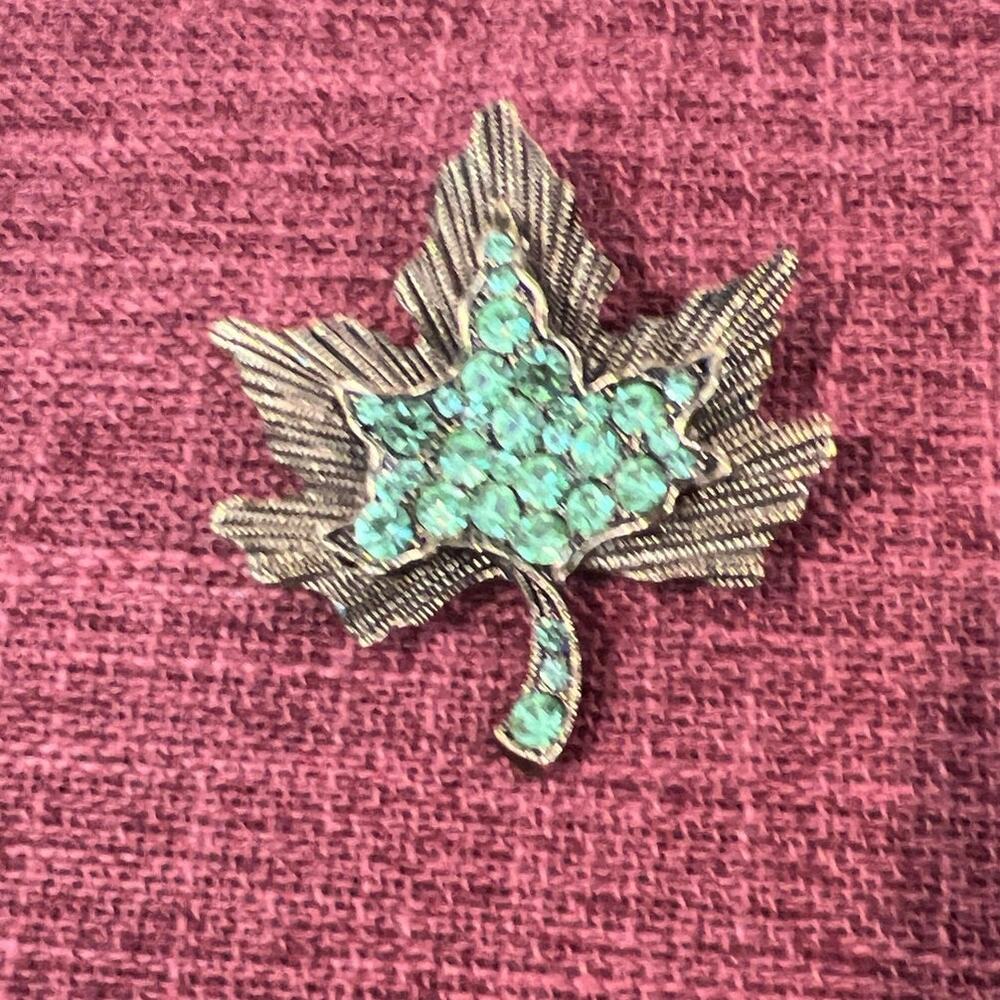 NEW Vintage Gold Bronze Maple Leaf Brooch Pin with Green CZ Rhinestones